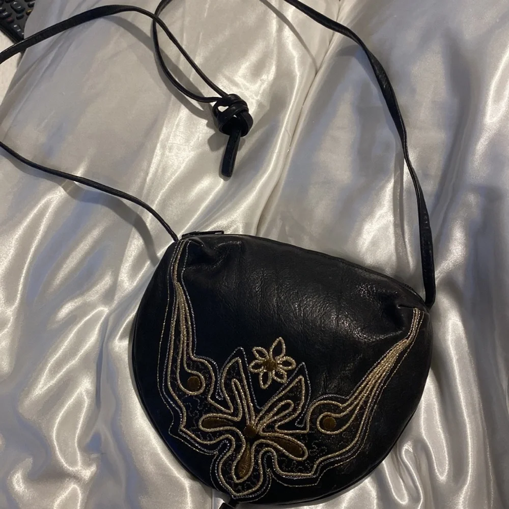 BRACCIALINI VINTAGE LEATHER CROSSOVER BAG WITH EMBEZZLEMENT